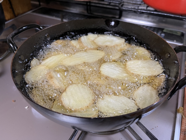 冷凍食品を揚げる様子