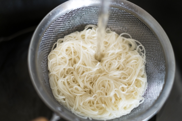 茹でた後に水で締めているそうめん