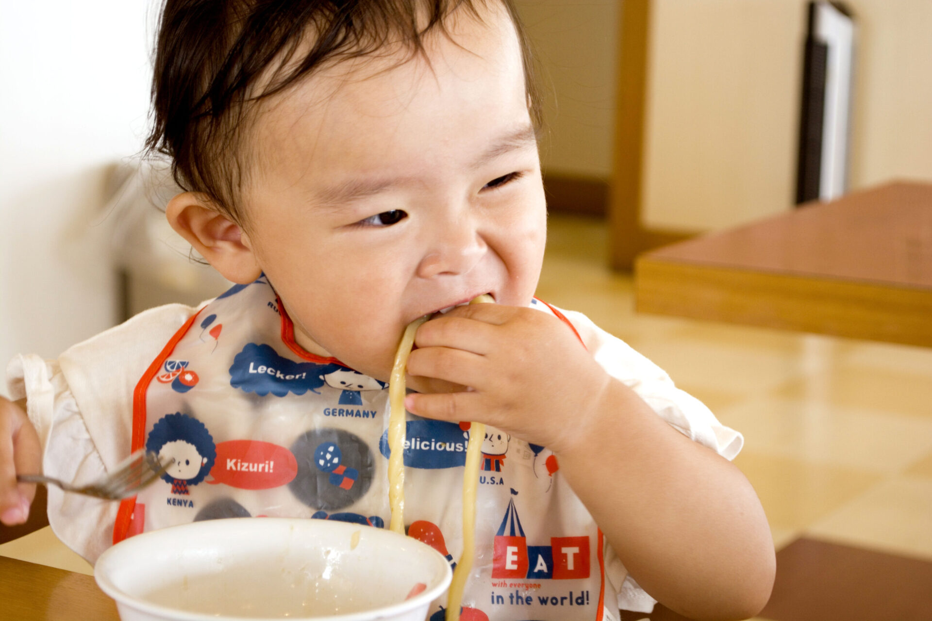 うどんを食べる子供